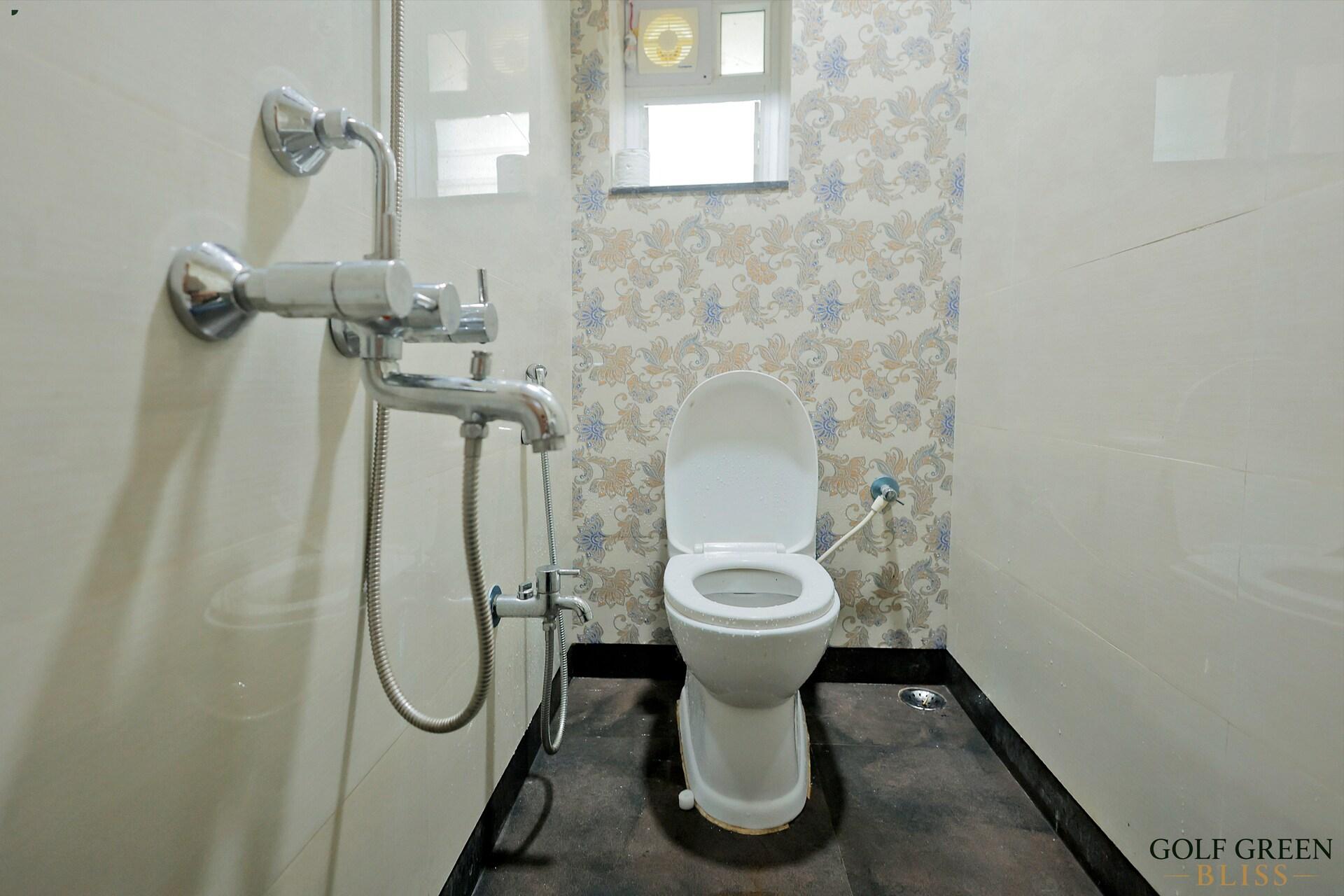 The second bathroom with a shower and WC